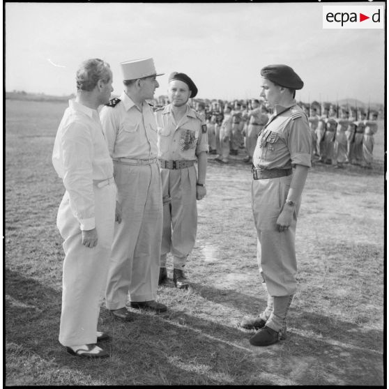 Le général de Lattre, Son Excellence Malcolm Mac Donald et deux capitaines.