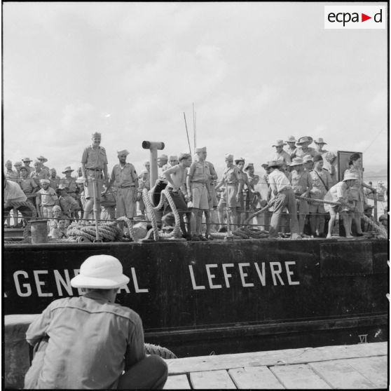 Accostage du LCM "L'inspecteur général Lefevre" dans le port d'Hanoï (Haiphong ?).