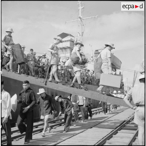 Débarquement des soldats français.