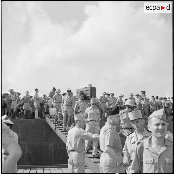 Débarquement des soldats français.