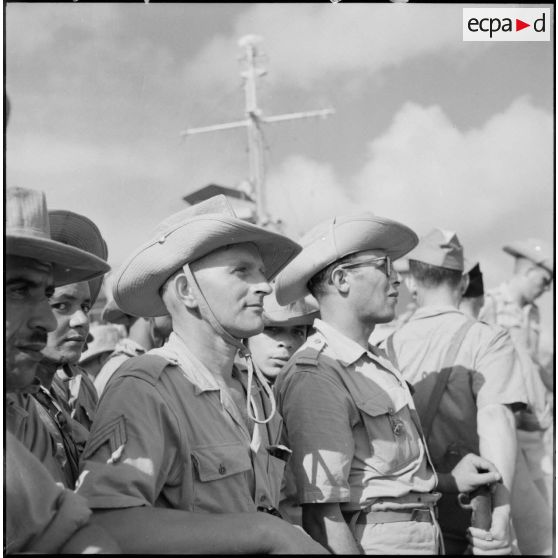 Soldats sur le pont d'un bâtiment lors de l'arrivée.