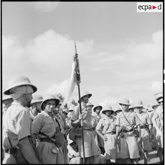 Rassemblement des soldats français sur le quai.
