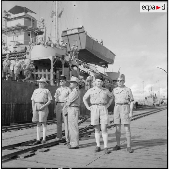 Des officiers surveillant le débarquement des troupes.