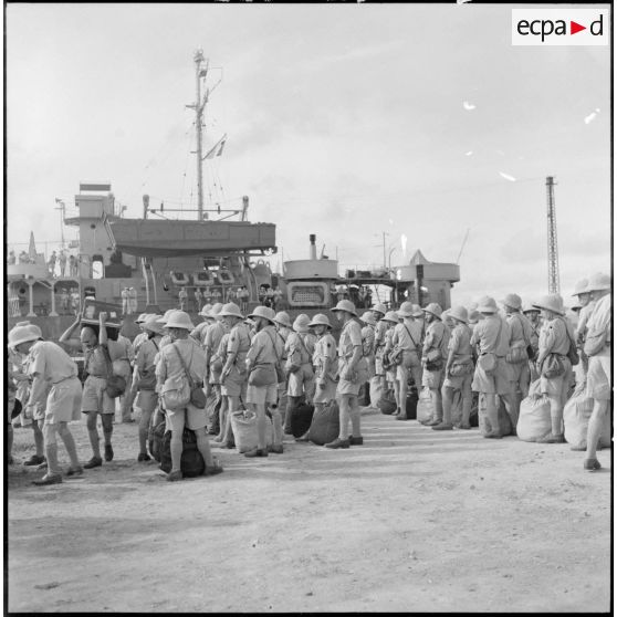 Troupes françaises sur le quai.