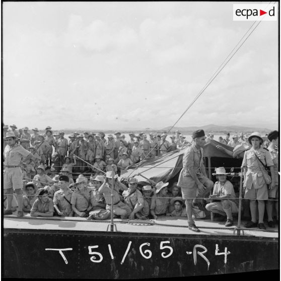 Accostage du LCM "L'inspecteur général Lefevre" dans le port d'Hanoï (Haiphong ?).