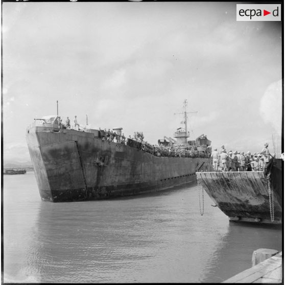 Un LST vu de trois quarts avant.