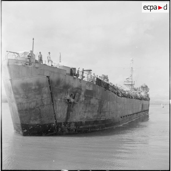 Un LST vu de trois quarts avant.