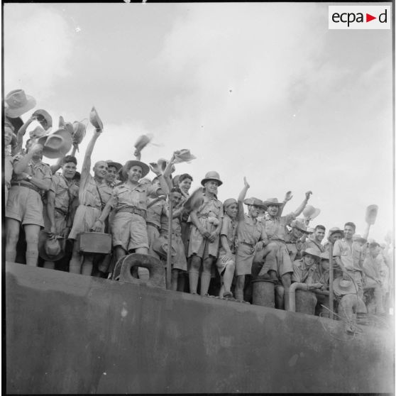 Les soldats français rassemblés sur le pont du LST.