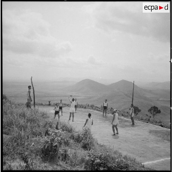 Des éléments du 3e bataillon du 21e RIC en tenue de sport jouant au volley-ball.