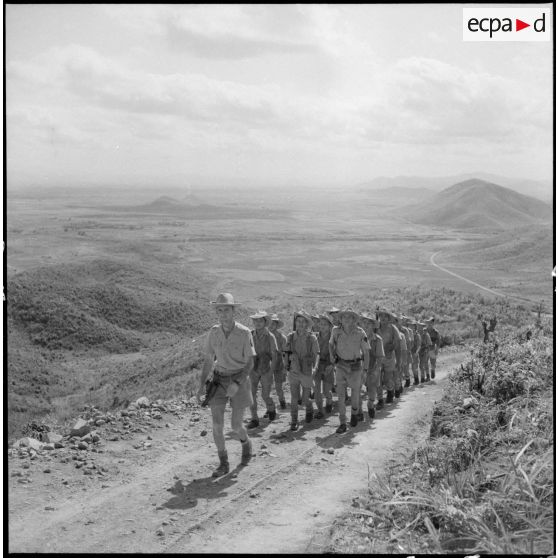 Des soldats s'entrainant à marcher au pas.