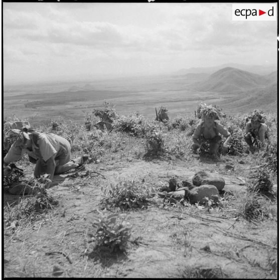 Entraînement de progression dans les broussailles pour le 3e bataillon du 21e RIC.