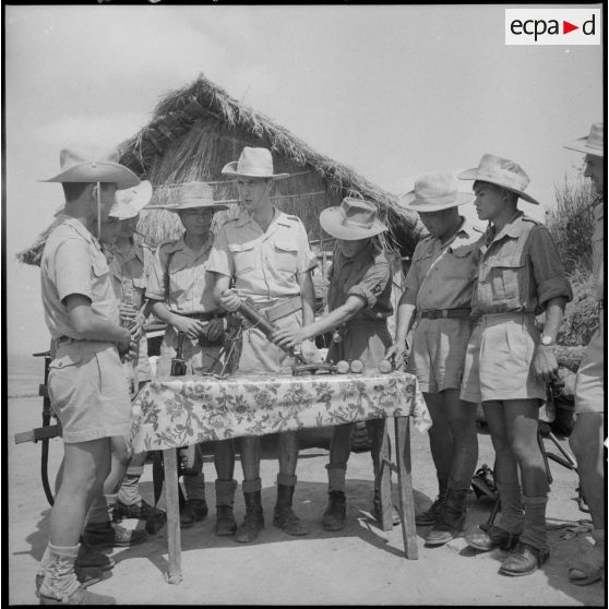 Démonstration du fonctionnement d'un mortier à des éléments du 3e bataillon du 21e RIC.