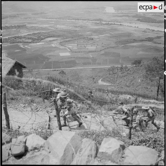 Lors d'une alerte, les soldats du 3e bataillon du 21e RIC rejoignent leur poste de combat.