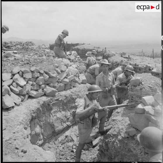 Soldats du 3e bataillon du 21e RIC dans une tranchée pour un exercice de tir.