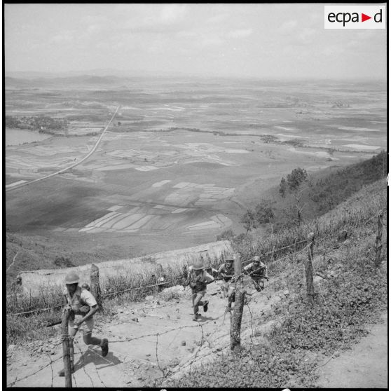 Lors d'une alerte, les soldats du 3e bataillon du 21e RIC rejoignent leur poste de combat.