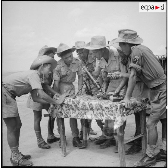 Démonstration du fonctionnement d'un mortier à des éléments du 3e bataillon du 21e RIC.