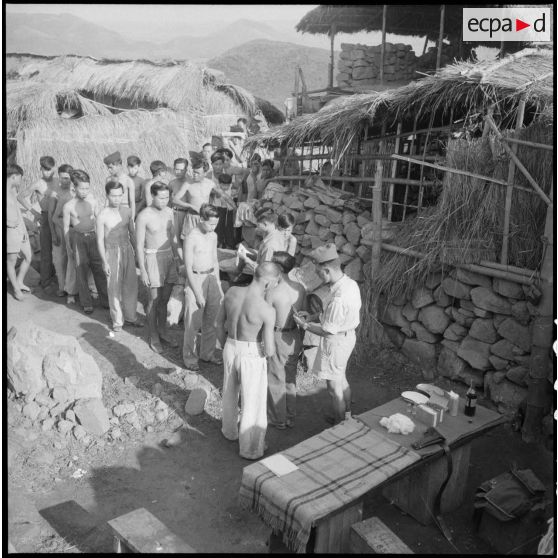 Les habitants, en file indienne, attendent d'être vaccinés.