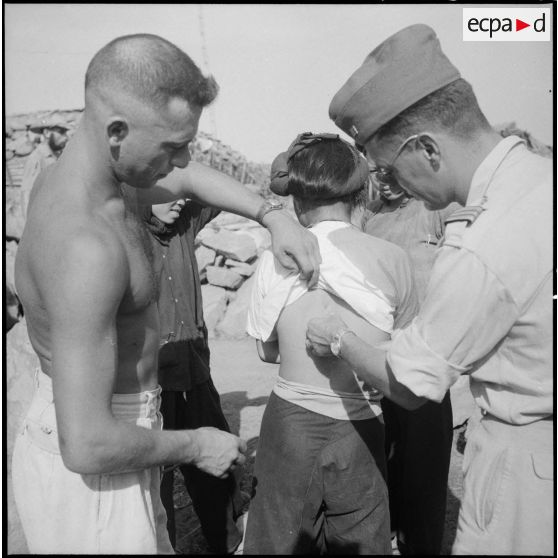 L'un après l'autre, les enfants sont vaccinés.