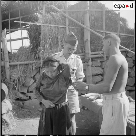 L'un après l'autre, les enfants sont vaccinés.