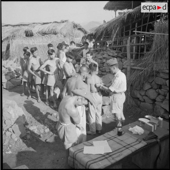 Les habitants, en file indienne, attendent d'être vaccinés.