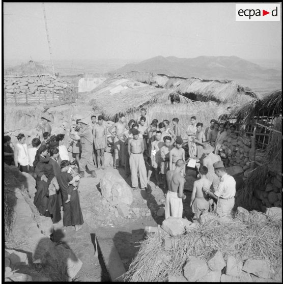 Les habitants, en file indienne, attendent d'être vaccinés.