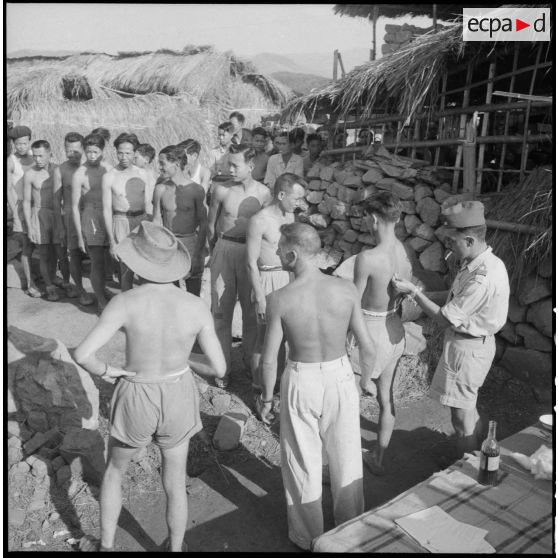 Les habitants, en file indienne, attendent d'être vaccinés.