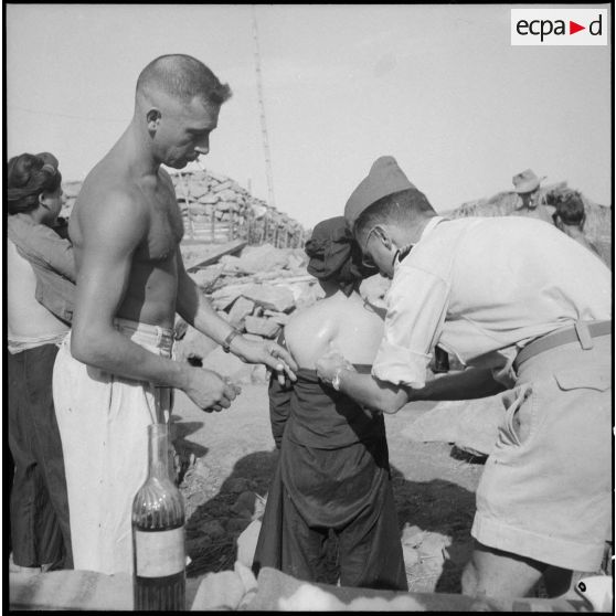 L'un après l'autre, les enfants sont vaccinés.