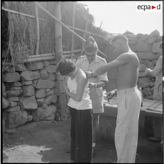 L'un après l'autre, les enfants sont vaccinés.