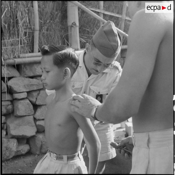 L'un après l'autre, les enfants sont vaccinés.