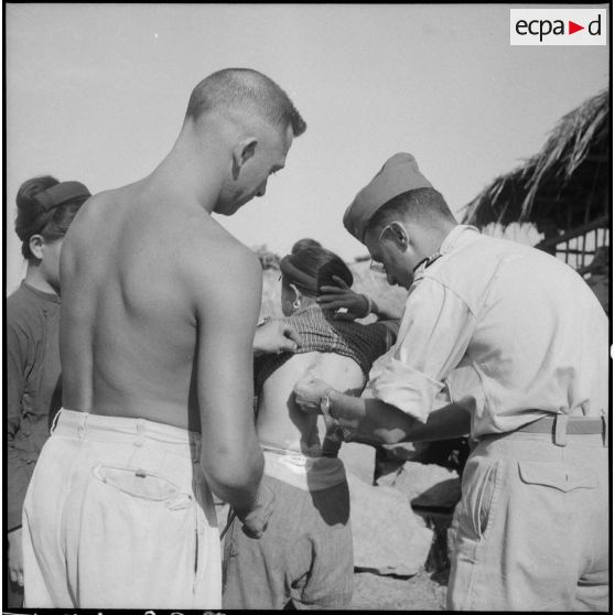 L'un après l'autre, les enfants sont vaccinés.