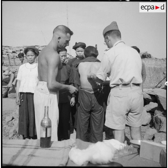 L'un après l'autre, les enfants sont vaccinés.