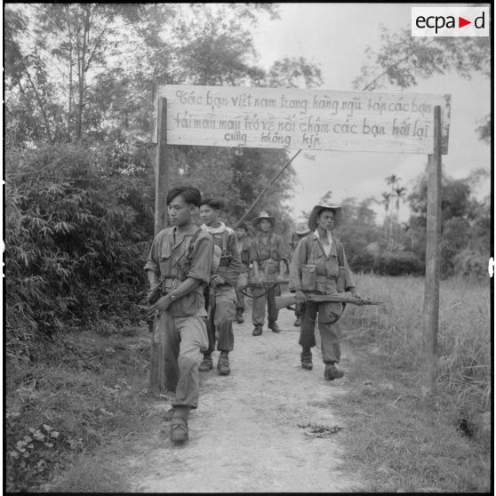 Les troupes franco-vietnamiennes progressent le long d'un sentier.