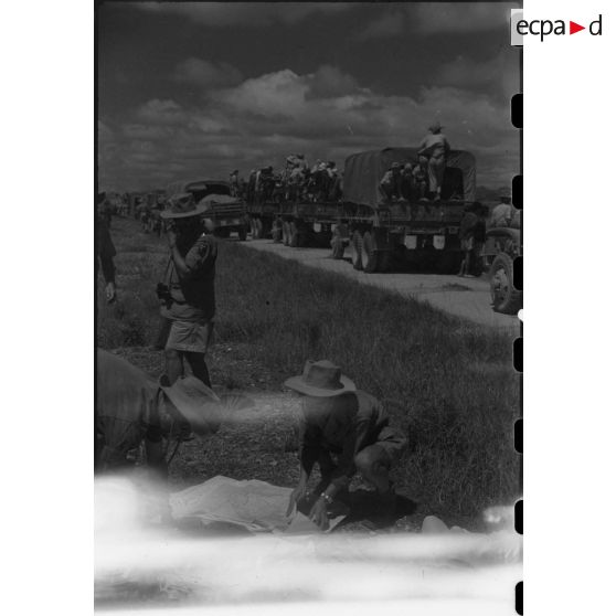 Un convoi de camions d'un groupe mobile sur une piste.