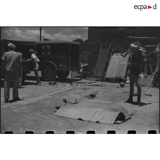 Evacuation de soldats tués.