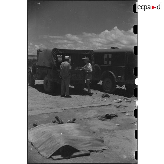 Evacuation de soldats tués.