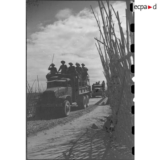 Les camions traversant un pont.