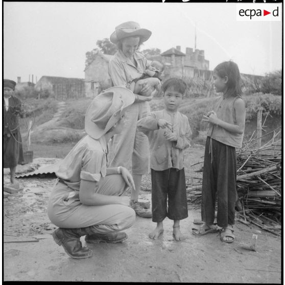 Des assistantes sociales en compagnie d'enfants vietnamiens.