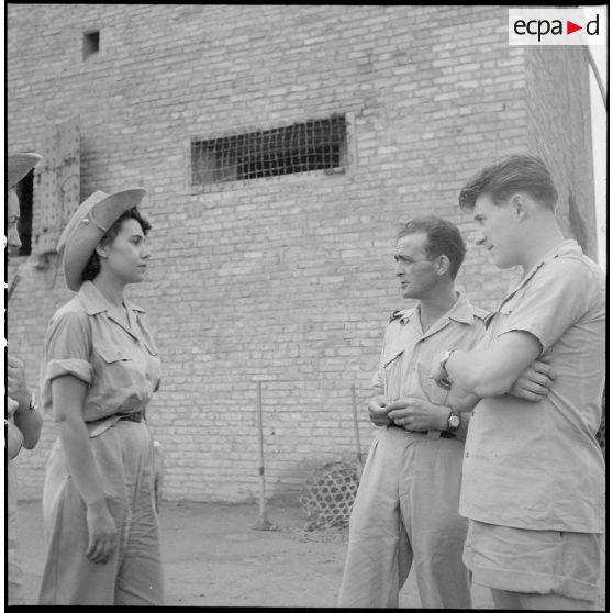 Discussion entre assistantes sociales et officiers.