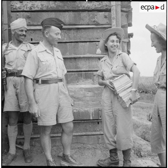 Discussion entre assistantes sociales et officiers.