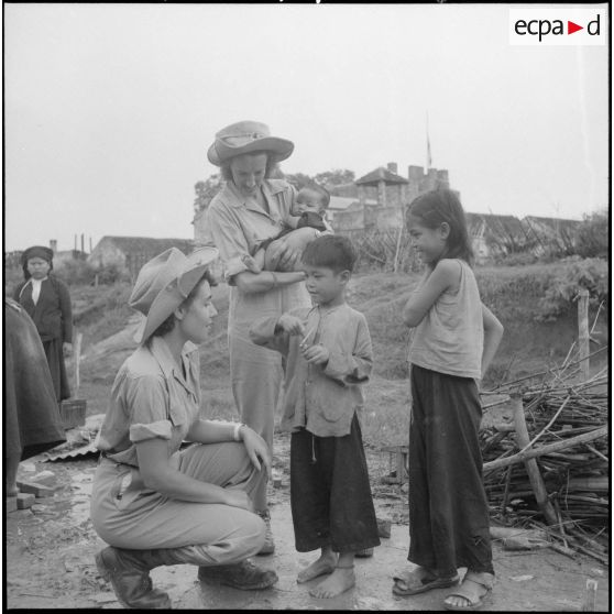 Des assistantes sociales en compagnie d'enfants vietnamiens.