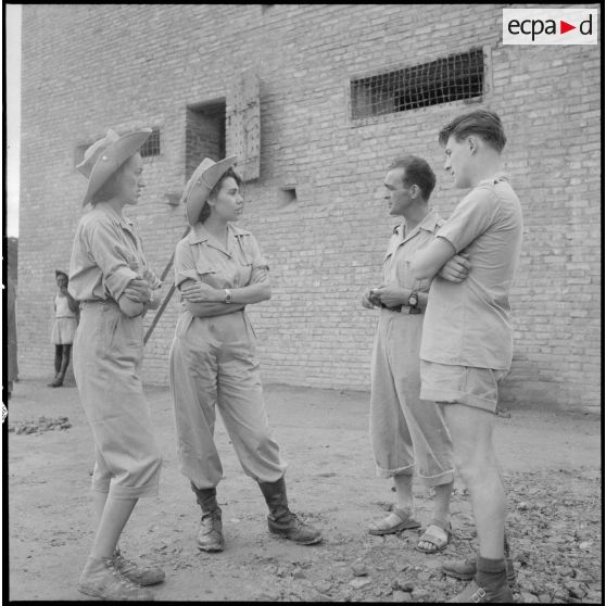 Discussion entre assistantes sociales et officiers.