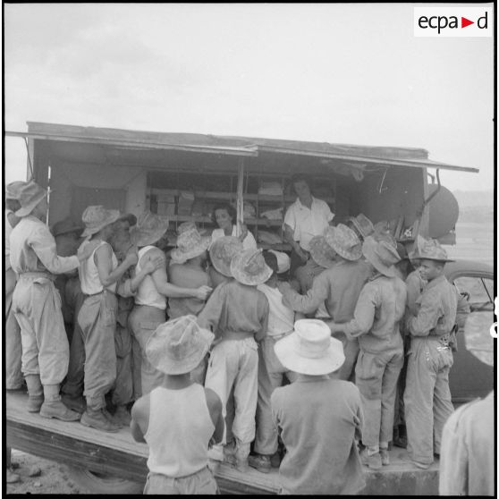 Soldats rassemblés autour du camion de l'assistance.