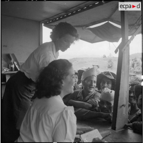 Soldats rassemblés autour du camion de l'assistance.