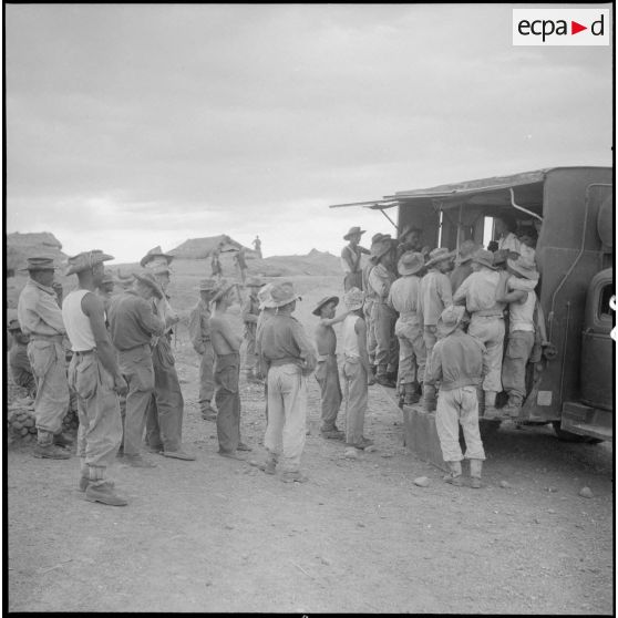 Soldats rassemblés autour du camion de l'assistance.