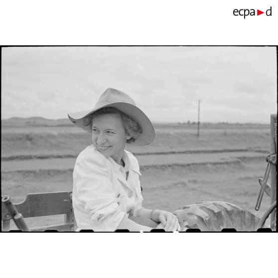 Personnel féminin à bord d'un véhicule.