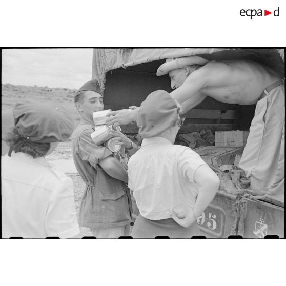 Déchargement de boites de conserve d'un camion.