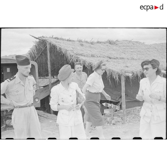 Personnel féminin de la Croix-Rouge en compagnie d'officiers.