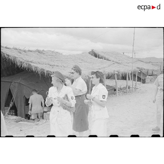Personnel féminin de la Croix-Rouge en compagnie d'officiers.