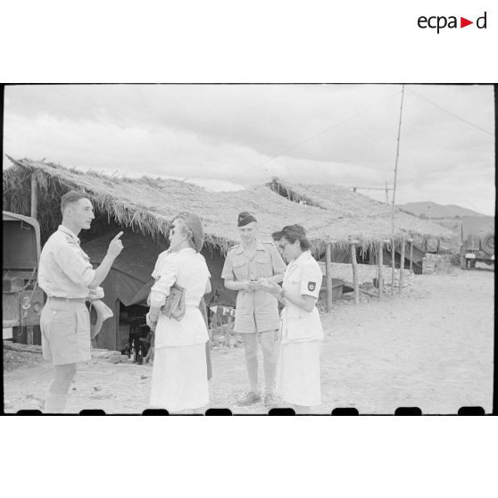 Personnel féminin de la Croix-Rouge en compagnie d'officiers.