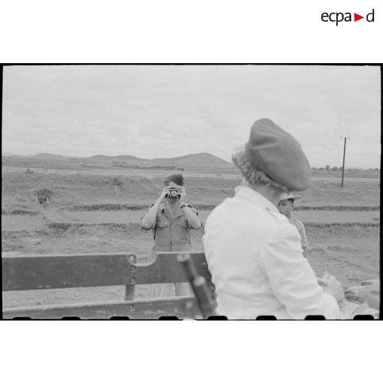 Un soldat prend un personnel féminin en photo.